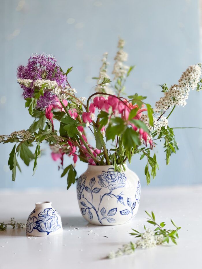 handmålade unika vaser med blå blomster från Studio Kurbits