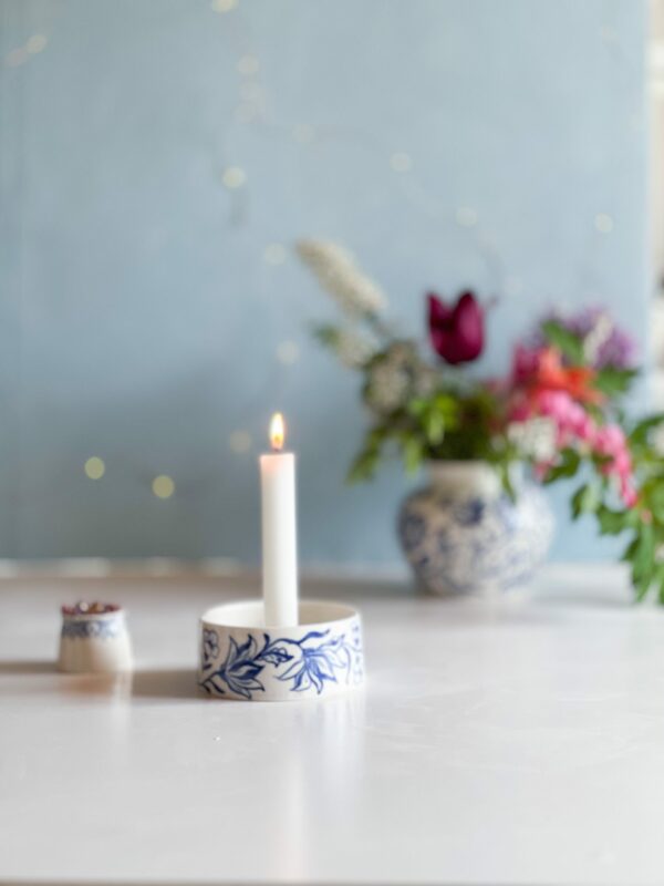 Ljusstake blå blomster