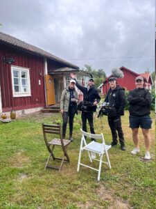 TV team från inspelningen av Bonde söker fru 2023 är på besök hos Studio Kurbits keramik i Bispberg