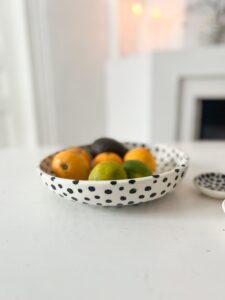 svartprickig skål för frukt eller sallad från Studio Kurbits