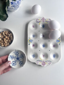 Äggfat i porslin med handmålat mönster från Studio Kurbits