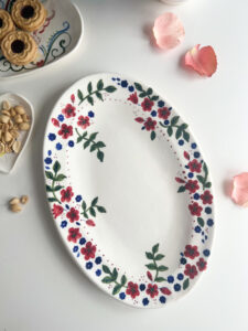 blå och rödblommigt fat från Pernilla Wetzel på Studio Kurbits