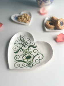 hjärtformade fat med gröna handmålade kurbitsmönster från Studio Kurbits