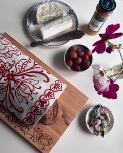 kurbits kökshandduk med en röd vacker kurbitsblomma