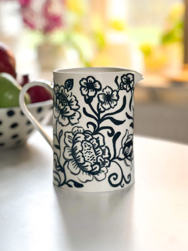 Kanna nr 12, rak med svarta blomster