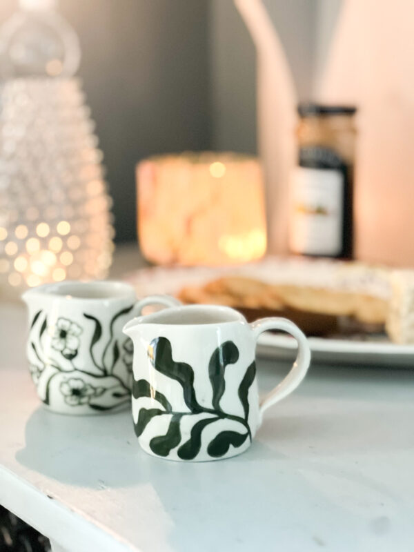 grönmönstrad kanna med blommor från studio kurbits