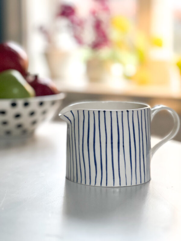 Saft eller mjölkkanna från Studio Kurbits med skira blåvita ränder