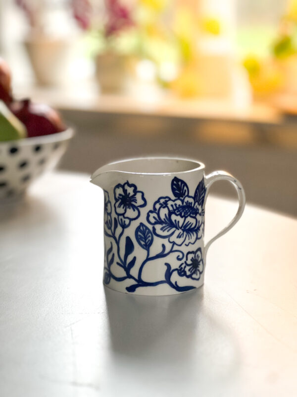 blåblommig kanna från studio kurbits