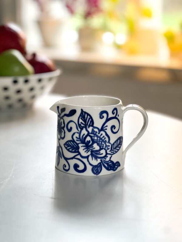 blå blommig kanna för sagt eller mjölk från Studio Kurbits