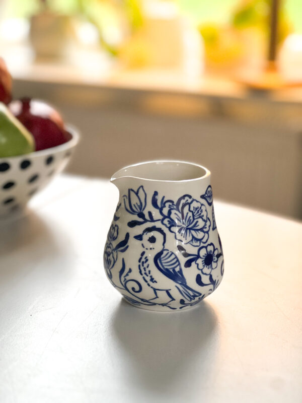 blåmönstrad kanna med fåglar och blomster från studio kurbits