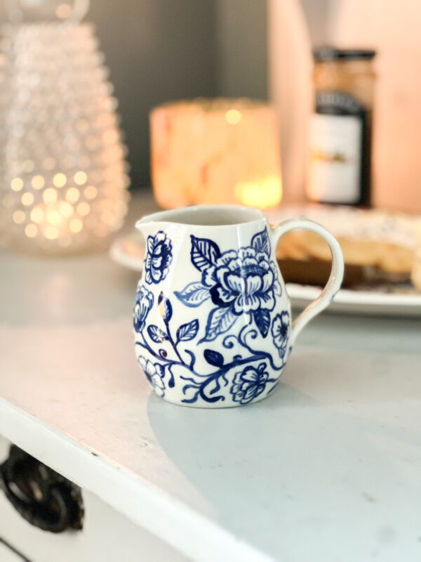 blåmönstrad blommig kanna till mjölken från Pernilla Wetzel på Studio Kurbits