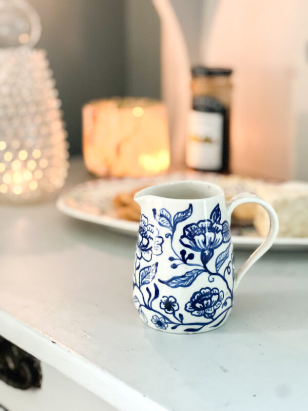 blåmönstrad kanna med blomster från studio kurbits