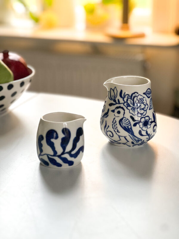 blåmönstrad kanna med fåglar och blomster från studio kurbits