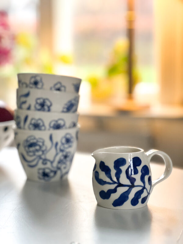 värmande koppar till glögg eller kaffe med handmålat mönster med blå blommor