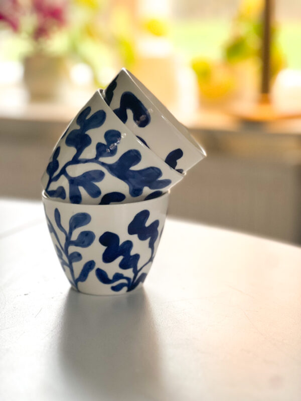 värmande koppar till glögg eller kaffe med handmålat mönster med blå bladmönster från Pernilla Wetzel på Studio Kurbits