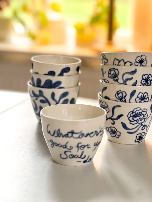 värmande koppar till glögg eller kaffe med handmålat mönster med blå text från studio kurbits