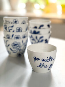 värmande koppar till glögg eller kaffe med handmålat mönster med blå text från studio kurbits