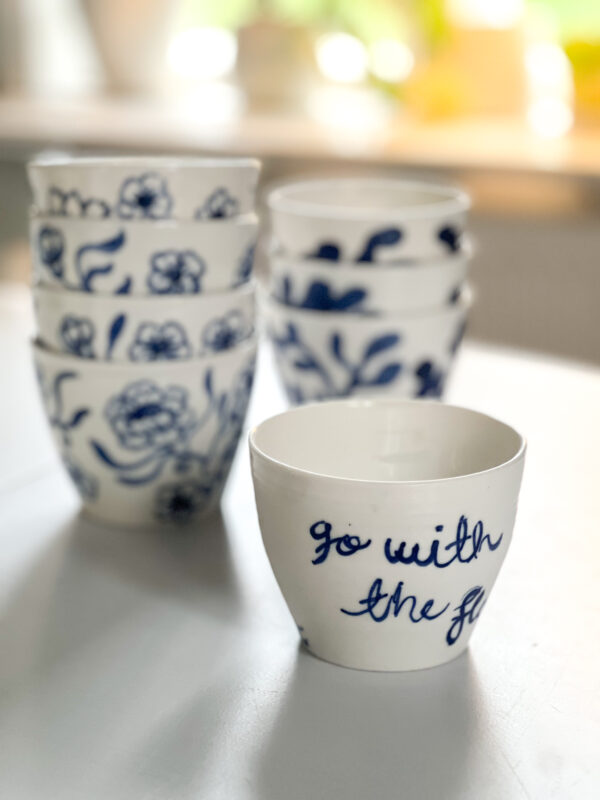 värmande koppar till glögg eller kaffe med handmålat mönster med blå text från studio kurbits