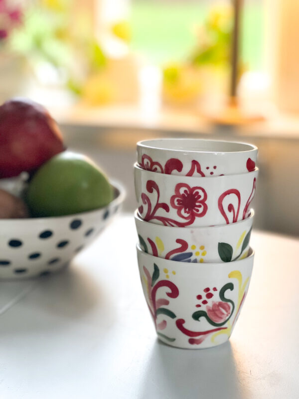 dalajul koppar är koppar till glögg eller kaffe med handmålat mönster inspirerade av dalarnas folklore
