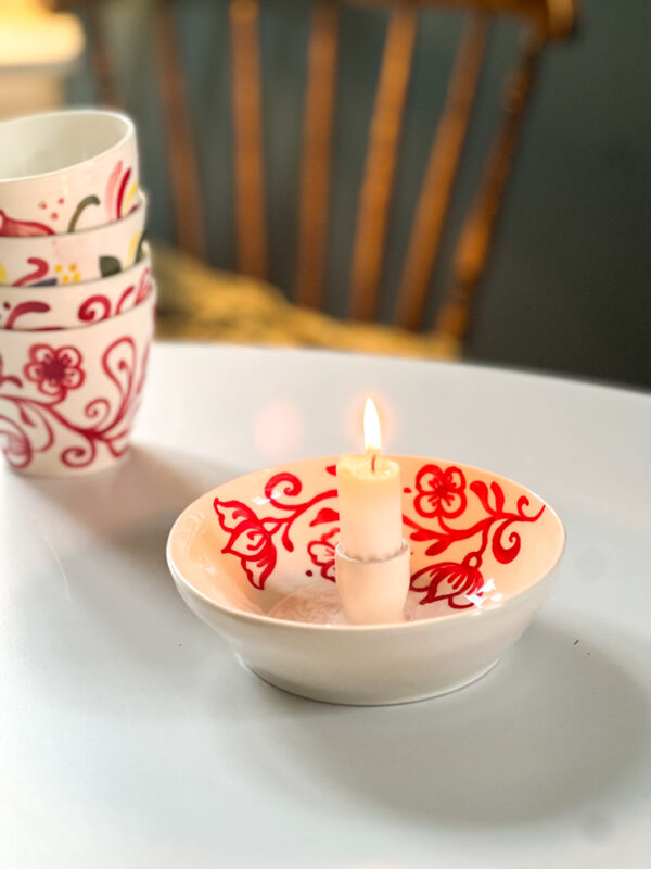 vrärmande koppar till glögg eller kaffe med handmålat mönster med röda blommor