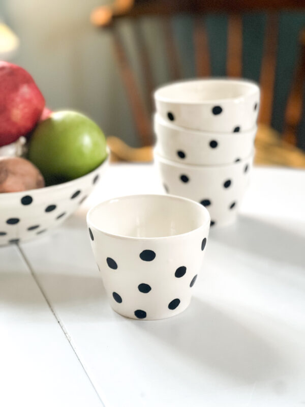 värmande koppar till glögg eller kaffe med handmålat mönster med svarta prickar från Pernilla Wetzel på Studio Kurbits