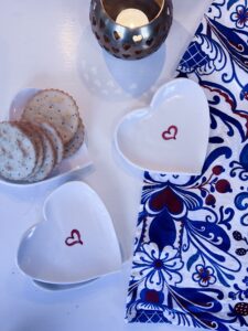 LItet dessertfat i form av ett hjärta med handmålat rött hjärta i mitten, perfekta för julgodiset, tillbehöret till glöggen eller för en liten fika