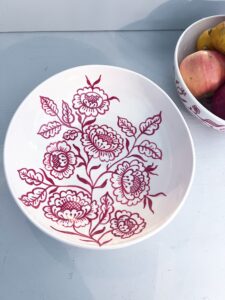 vacker drejad stor skål med handmålade röda blommor i från studio kurbits