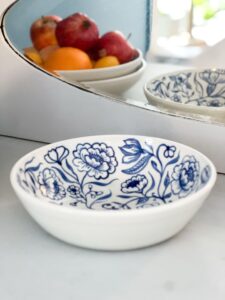 stor salladsskål i vackert blåvitt med handmålade blomster