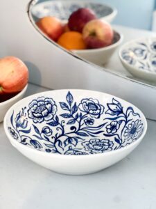 blåblommig skål som handmålats på ett drejat gods i porslin