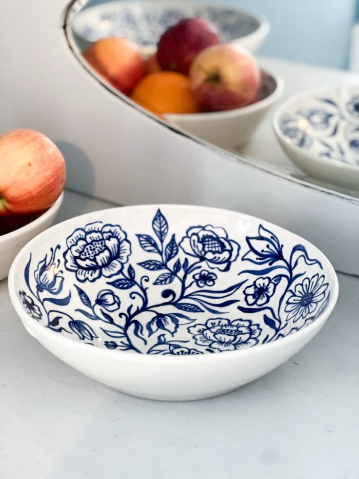 blåblommig skål som handmålats på ett drejat gods i porslin