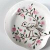 Slevfat med rosa blomster och liten fågel