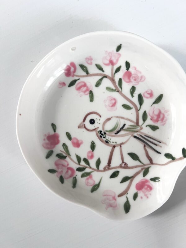 Slevfat med rosa blomster och liten fågel