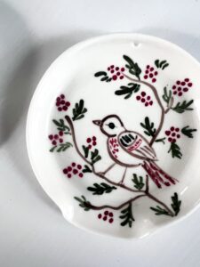 slevfat med liten handmålad fågel från Studio Kurbits