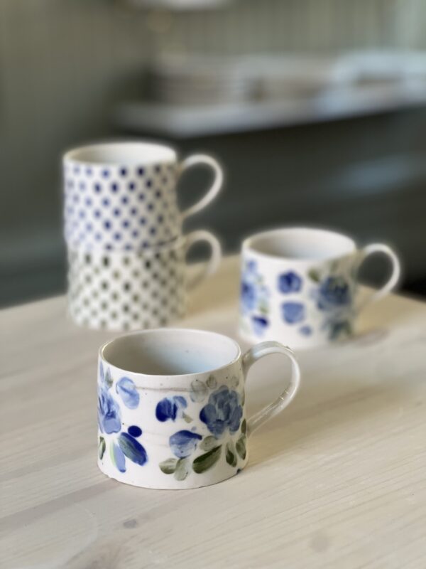 kaffekoppar med prickar och rosor från Studio Kurbits