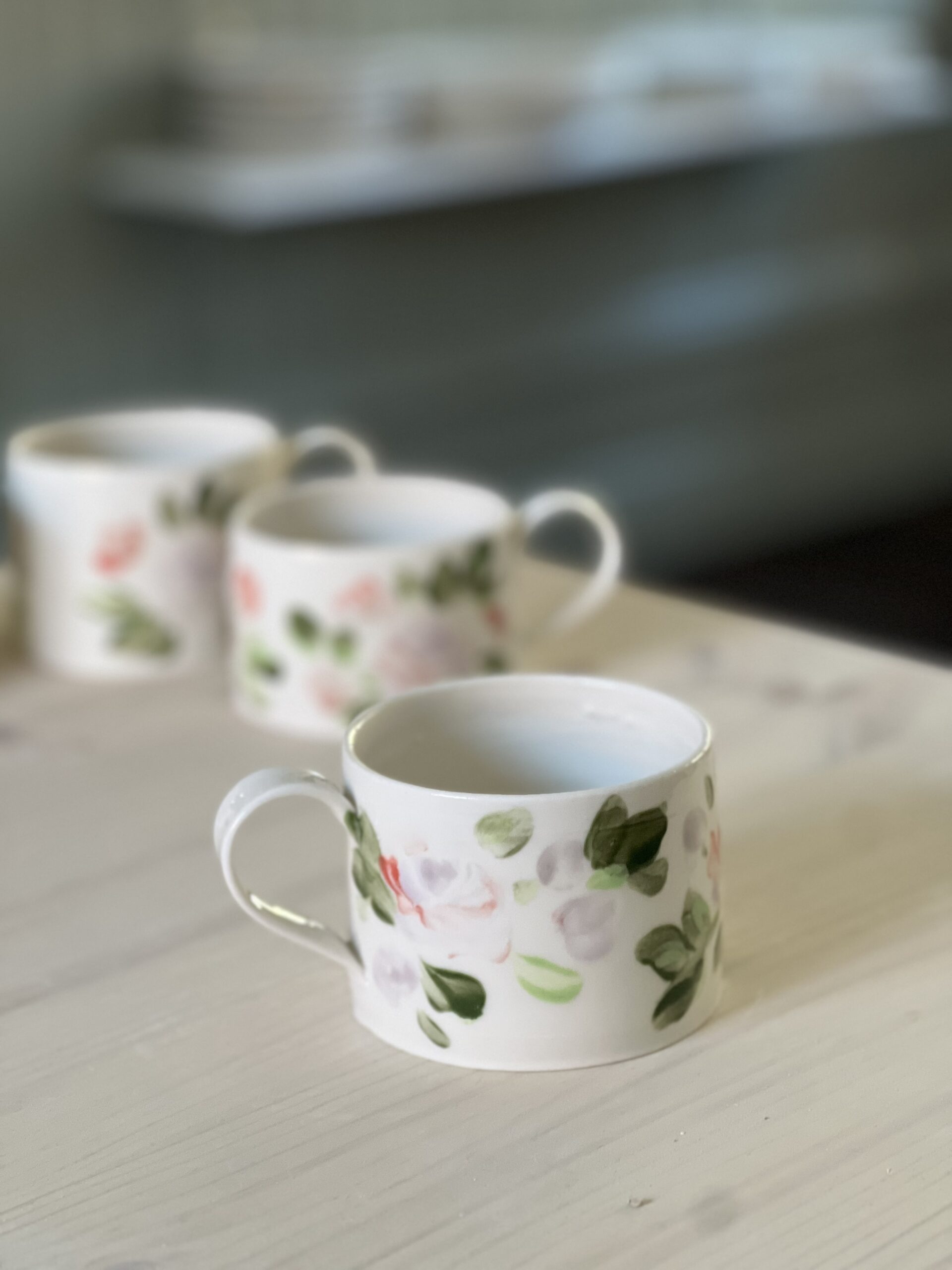 Kaffekopp rak med lila, aprikosa rosor