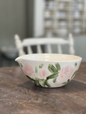 Liten spilkum med  rosa blommor