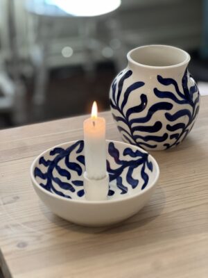Drejad vas mörkblå blad smalare modell