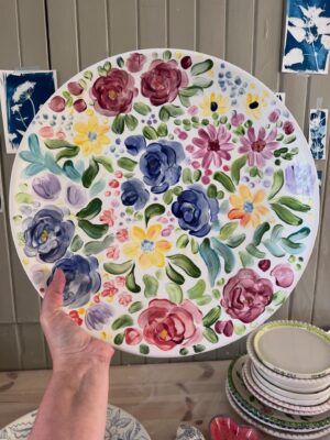 Stort uppläggningsfat färgglad blomsteräng