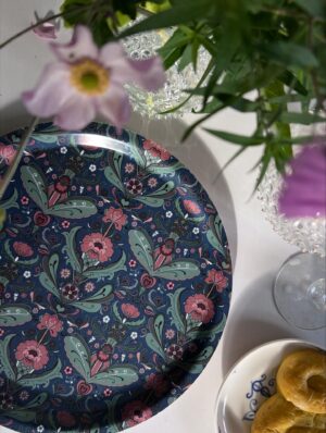 Bricka mörkblå med kurbits