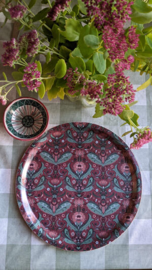 Bricka röd med kurbits