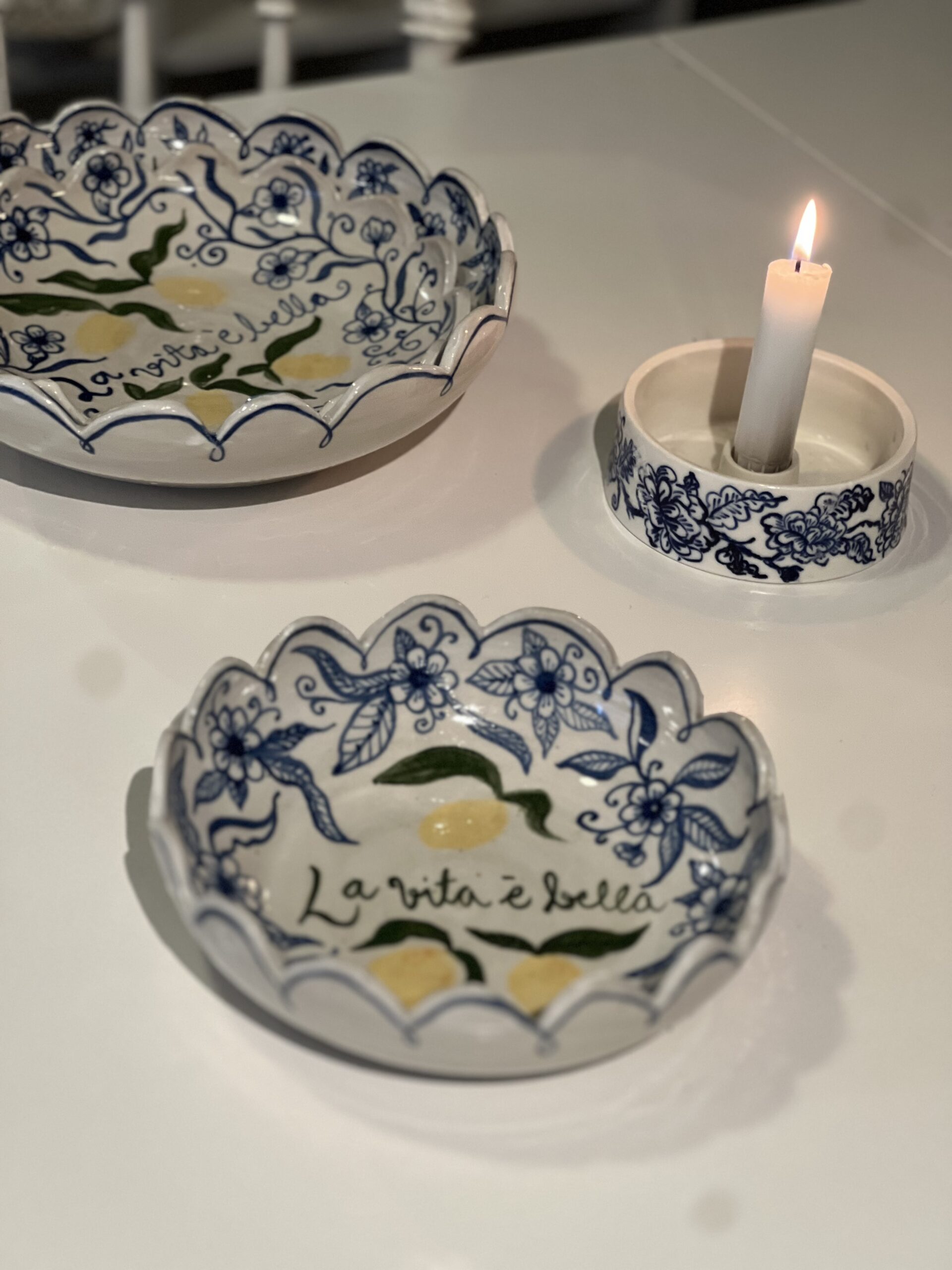Italieninspirerad liten skål med vågig kant. - Bild 3