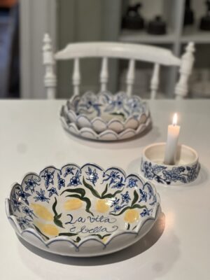 Stor Italieninspirerad skål med vågig kant.