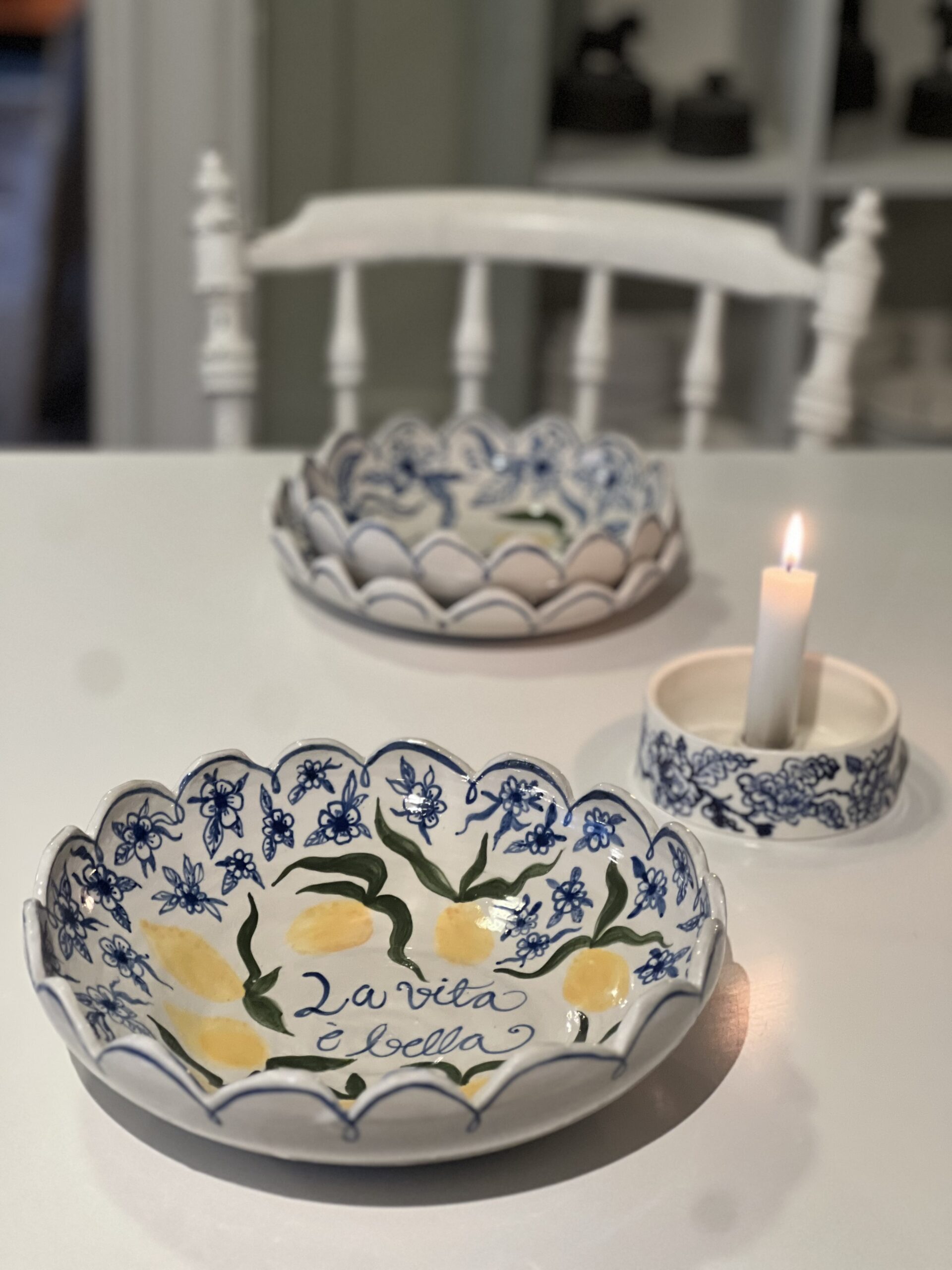 Stor Italieninspirerad skål med vågig kant.