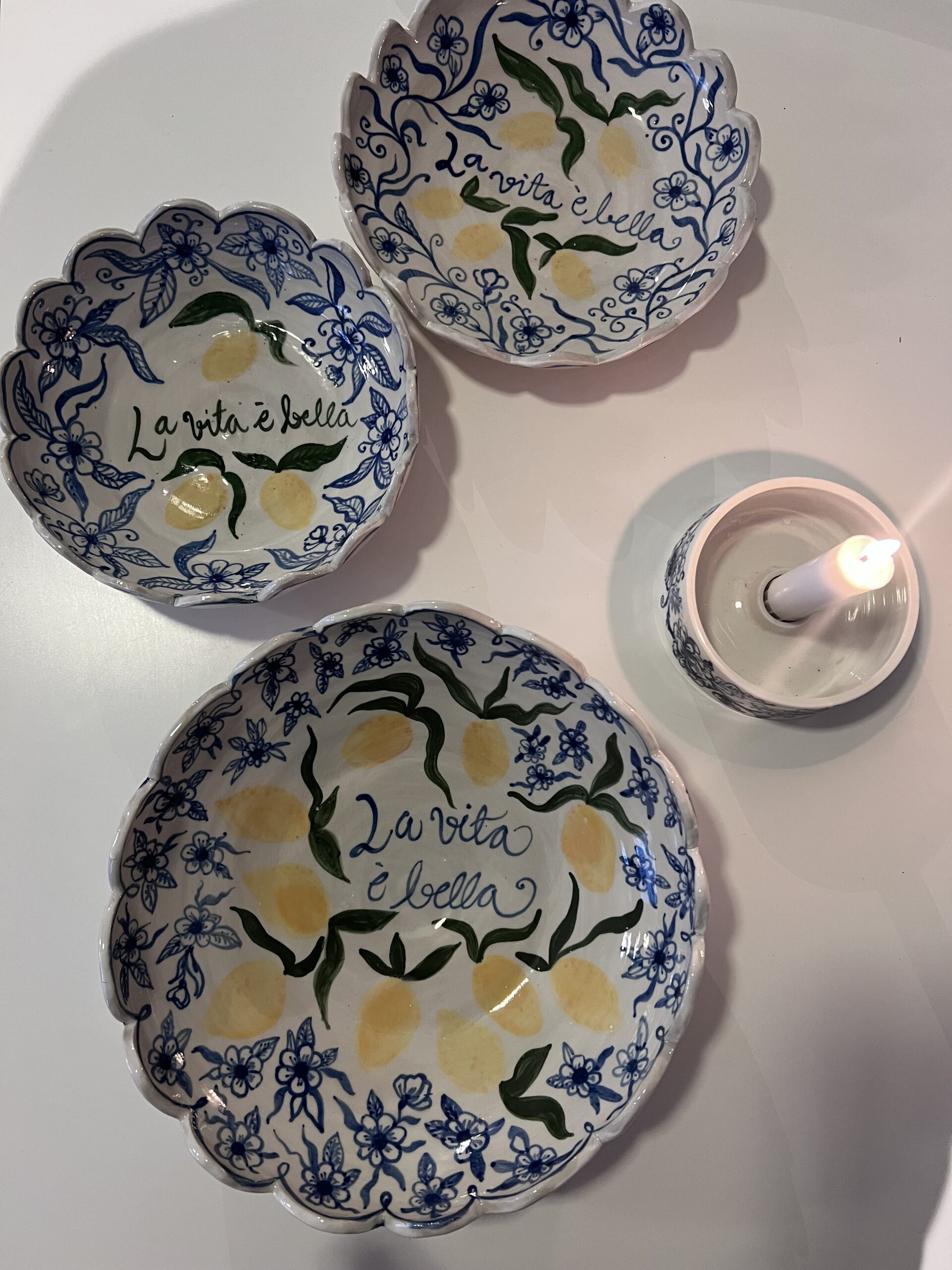 Stor Italieninspirerad skål med vågig kant. - Bild 3