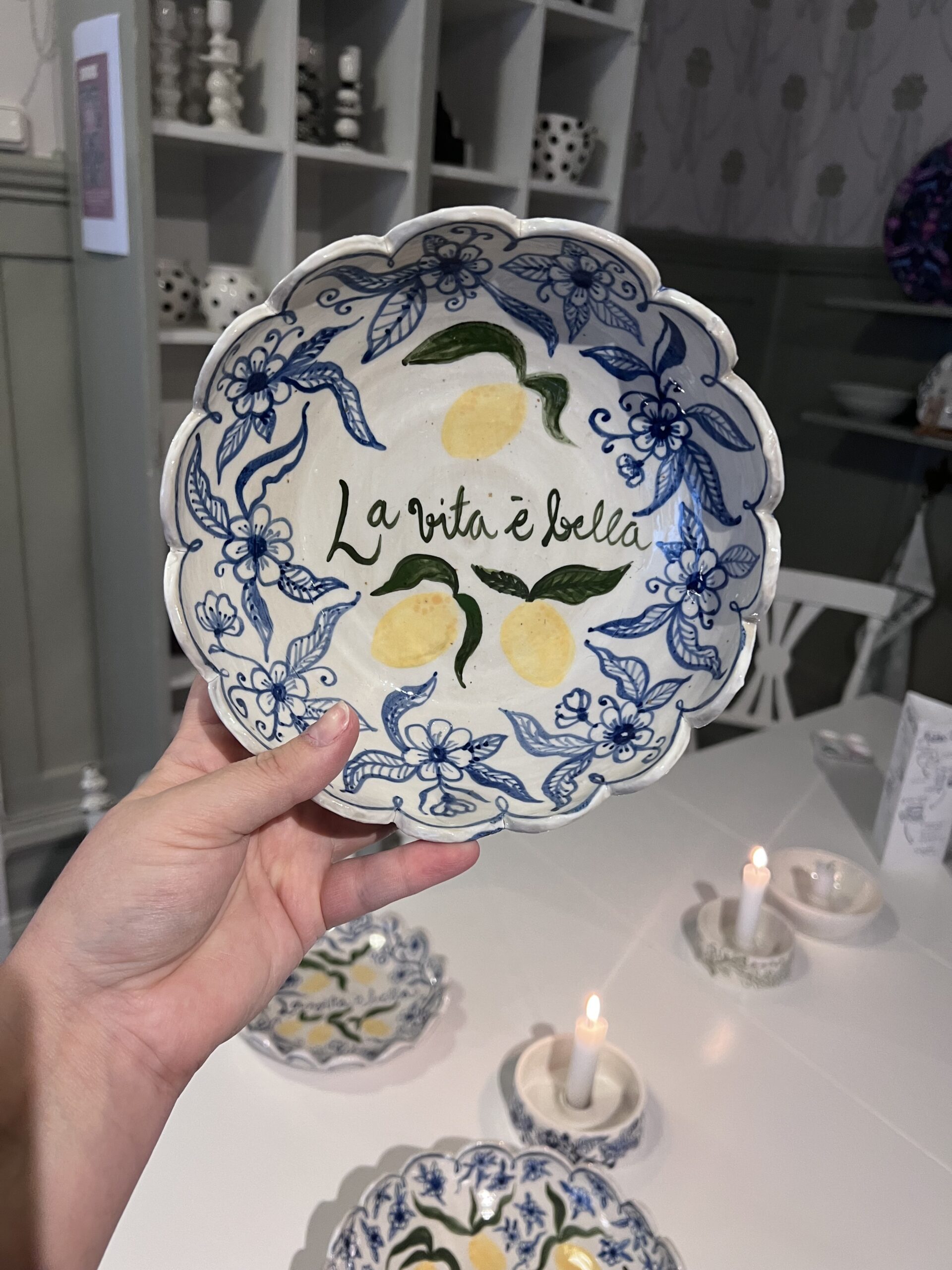 Italieninspirerad liten skål med vågig kant.