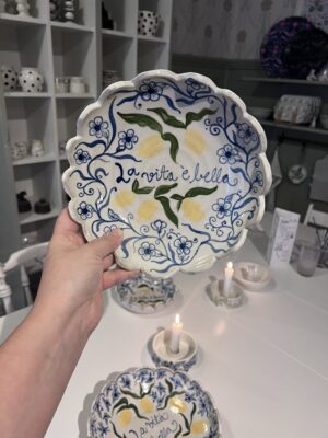 Italieninspirerad skål med vågig kant