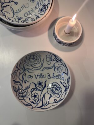 Skål La vita e Bella blåblomster
