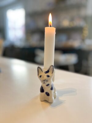 Ljusstake sittande katt med fläckar