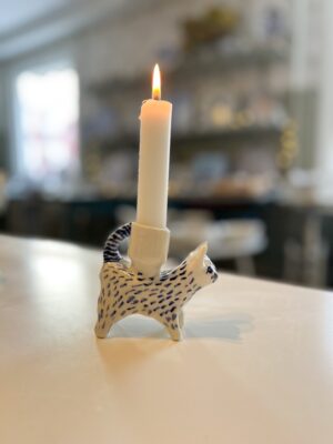 Ljusstake katt med randig svans