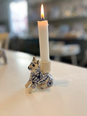 Ljusstake sittande katt blommig